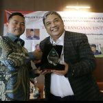 Dr. Ariawan menerima penghargaan Tokoh Muda Jurnalistik Kreatif dari Swarna Dwipa Institute di Jakarta.