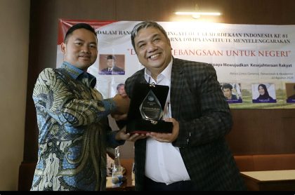 Dr. Ariawan menerima penghargaan Tokoh Muda Jurnalistik Kreatif dari Swarna Dwipa Institute di Jakarta.
