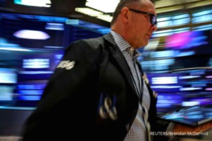Papan layar elektronik yang menampilkan pergerakan indeks saham di bursa Wall Street, New York.