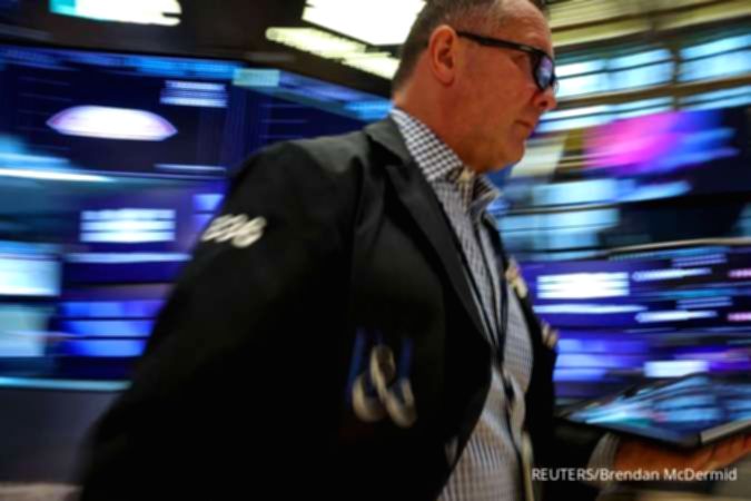 Papan layar elektronik yang menampilkan pergerakan indeks saham di bursa Wall Street, New York.