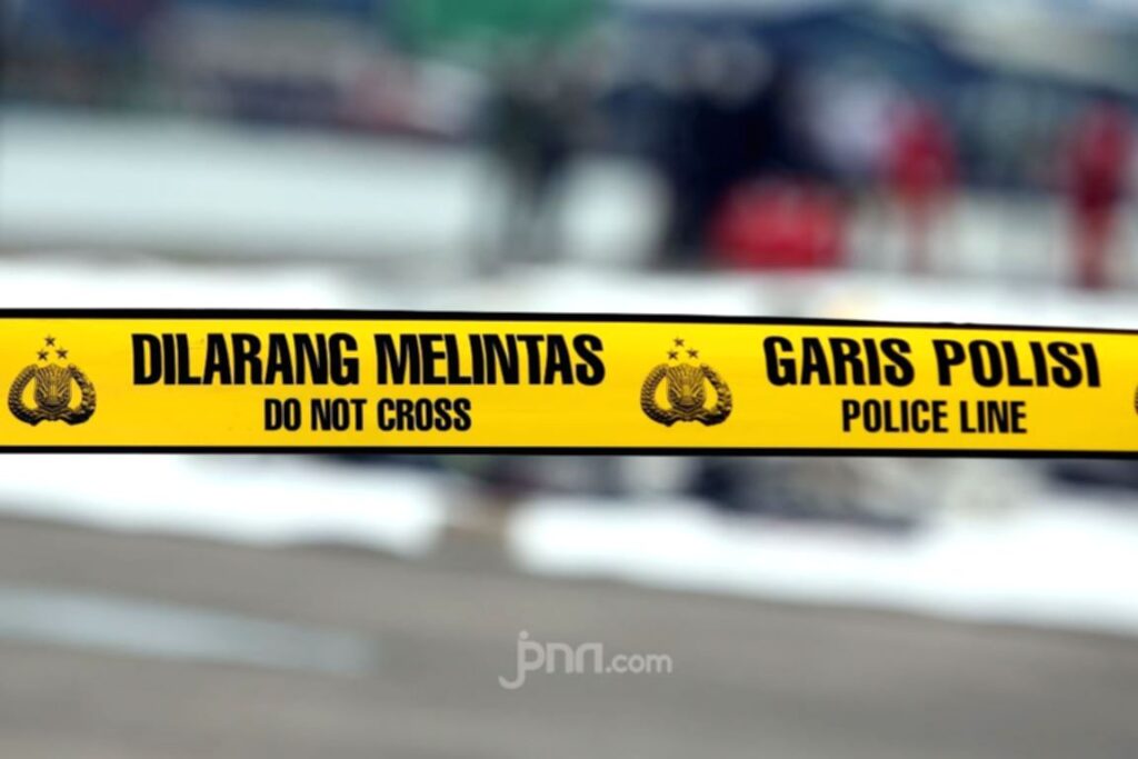 Garis polisi di sekitar area rel Stasiun Jurangmangu pasca insiden kematian seorang siswi