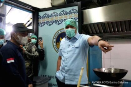 Kepala Badan Gizi Nasional Sudaryono saat memberikan keterangan pers terkait evaluasi program Makan Bergizi Gratis.