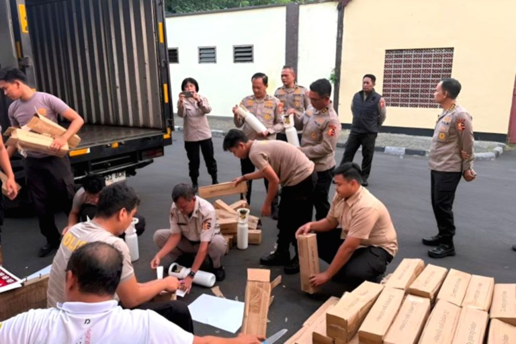 Personel Polri menyiapkan bantuan logistik dan peralatan pemadam kebakaran untuk penanganan karhutla di Kalimantan Barat