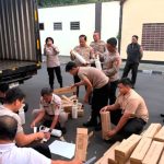 Personel Polri menyiapkan bantuan logistik dan peralatan pemadam kebakaran untuk penanganan karhutla di Kalimantan Barat