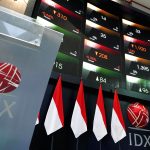 Gedung Bursa Efek Indonesia di Jakarta dengan latar belakang area perkantoran pusat bisnis