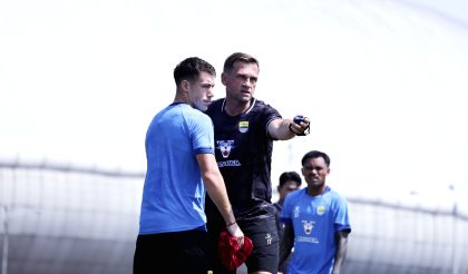 Pemain Persib Bandung menjalani sesi latihan intensif di lapangan sebagai persiapan menghadapi Manila Digger di ACL 2.