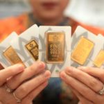 Emas batangan produksi PT Aneka Tambang Tbk atau Antam yang sedang diperdagangkan