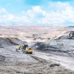 Pekerja tambang dan peralatan berat di lokasi operasional pertambangan nikel PT Harum Energy Tbk.