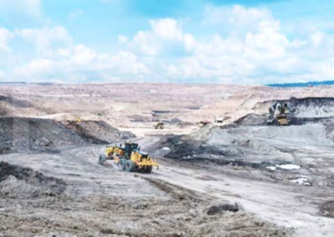 Pekerja tambang dan peralatan berat di lokasi operasional pertambangan nikel PT Harum Energy Tbk.