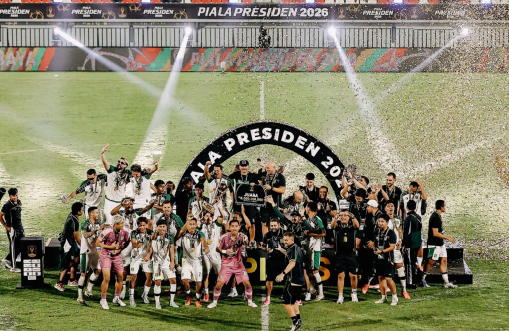 Pelatih Bernardo Tavares merayakan kemenangan Persebaya Surabaya sebagai juara Piala Presiden 2026