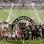 Pelatih Bernardo Tavares merayakan kemenangan Persebaya Surabaya sebagai juara Piala Presiden 2026