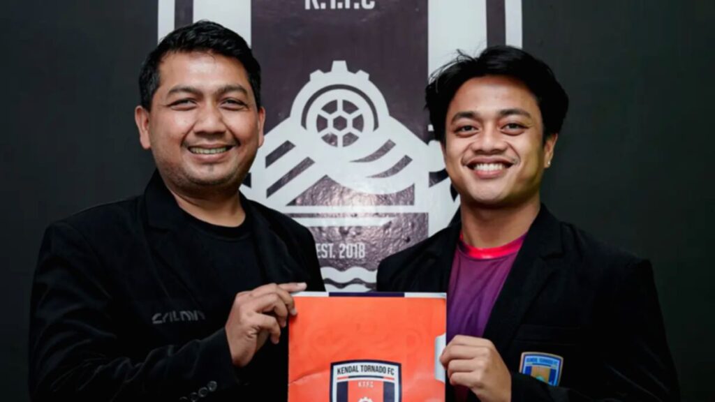 Ahmad Birrul Walidain dan Andre Oktaviansyah saat diperkenalkan sebagai pemain baru Kendal Tornado FC.