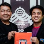 Ahmad Birrul Walidain dan Andre Oktaviansyah saat diperkenalkan sebagai pemain baru Kendal Tornado FC.