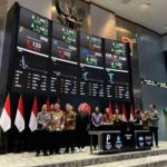 Logo PT Swayasa Prakarsa Tbk dengan latar belakang perkantoran atau aktivitas manufaktur produk kesehatan
