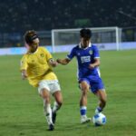 Gelandang muda Persib Bandung, Nazriel Alfaro Syahdan, saat berlatih di lapangan