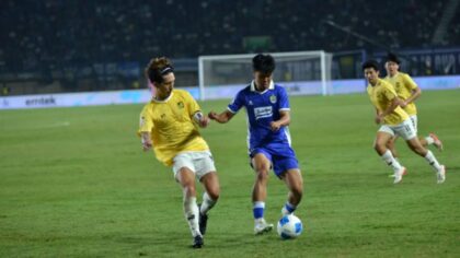 Gelandang muda Persib Bandung, Nazriel Alfaro Syahdan, saat berlatih di lapangan