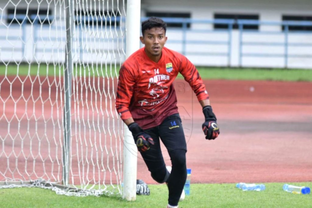 Penjaga gawang Persib Bandung, Teja Paku Alam, saat sesi latihan jelang laga melawan Manila Digger.