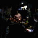 Suasana pemukiman warga di Kalimantan saat terjadi pemadaman listrik yang masih berlangsung.