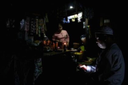Suasana pemukiman warga di Kalimantan saat terjadi pemadaman listrik yang masih berlangsung.