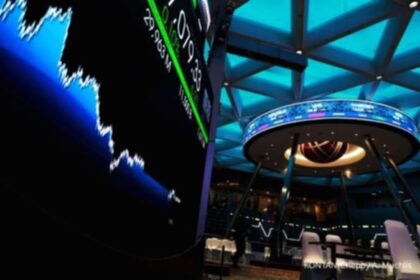 Grafik pergerakan Indeks Harga Saham Gabungan di layar monitor bursa efek