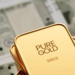 Tampilan layar monitor yang menunjukkan grafik pergerakan Indeks Harga Saham Gabungan di Bursa Efek Indonesia