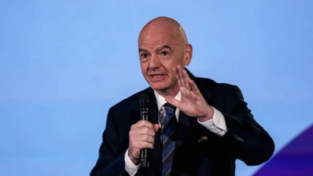 Presiden FIFA Gianni Infantino saat memberikan pernyataan resmi di depan awak media.