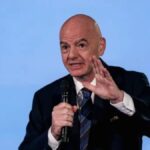 Presiden FIFA Gianni Infantino saat memberikan pernyataan resmi di depan awak media.