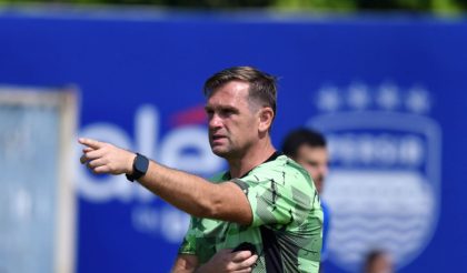 Pemain Persib Bandung menjalani sesi latihan fisik di Lapangan Pendamping Stadion GBLA untuk persiapan melawan Manila Digger.