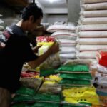 Tumpukan kemasan beras fortifikasi di pasar modern yang diawasi Badan Pangan Nasional.