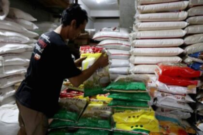 Tumpukan kemasan beras fortifikasi di pasar modern yang diawasi Badan Pangan Nasional.