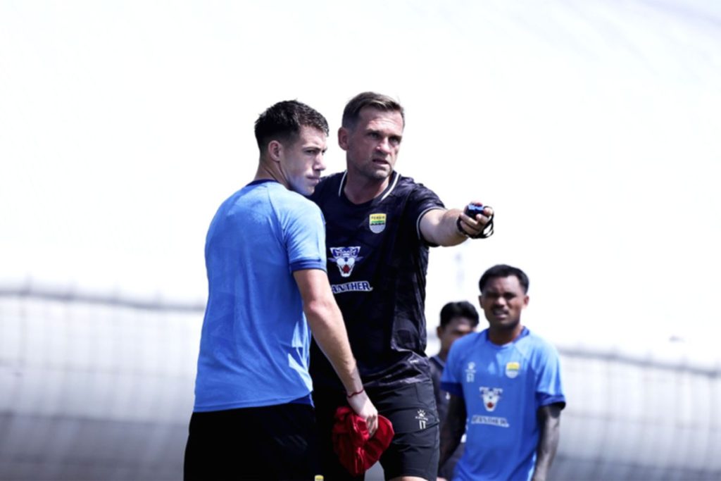 Mariano Peralta saat menjalani sesi latihan intensif bersama skuad Persib Bandung di lapangan.