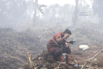 Menteri Kehutanan Raja Juli Antoni saat memberikan keterangan terkait penanganan kasus karhutla di Indonesia.