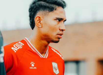 Marselino Ferdinan saat mengenakan seragam Timnas Indonesia di lapangan