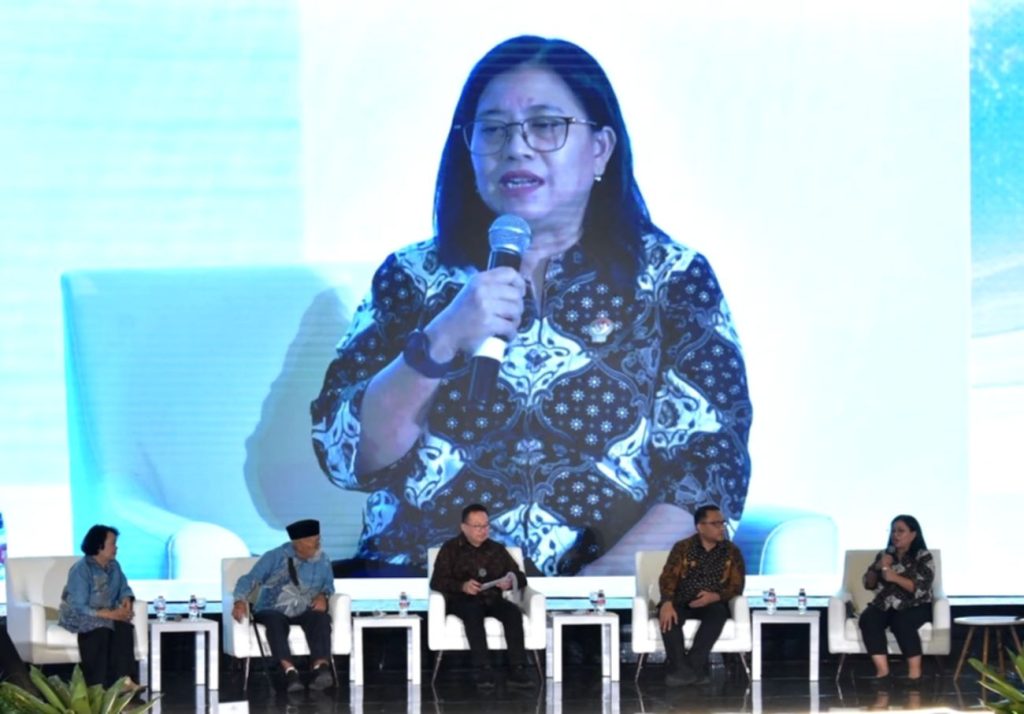 Tony Soemarno berbicara dalam gelar wicara tentang pemulihan penyintas terorisme di The Tribrata, Jakarta.