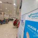 Gedung rumah sakit Mayapada dengan logo perusahaan yang terlihat jelas di bagian depan
