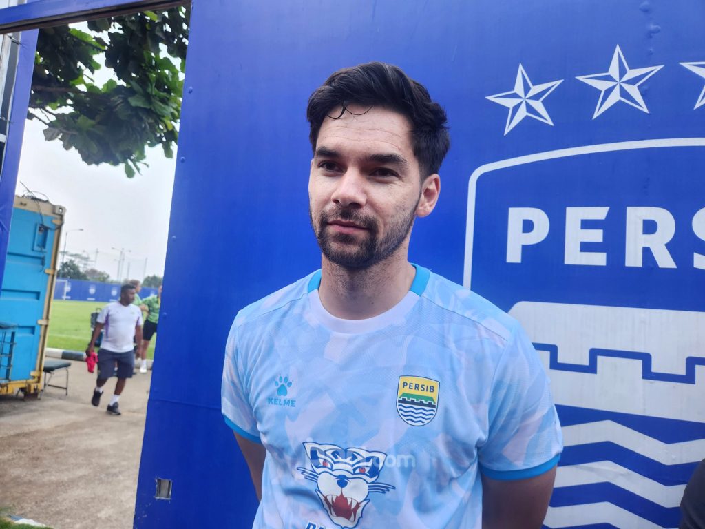 Sandy Walsh mengikuti sesi latihan perdana bersama skuad Persib Bandung di Stadion GBLA.