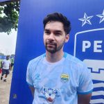Sandy Walsh mengikuti sesi latihan perdana bersama skuad Persib Bandung di Stadion GBLA.