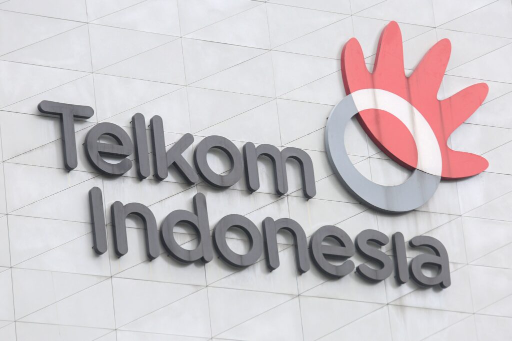 Gedung kantor PT Telkom Indonesia dengan logo perusahaan yang terpampang jelas di bagian depan.
