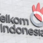 Gedung kantor PT Telkom Indonesia dengan logo perusahaan yang terpampang jelas di bagian depan.