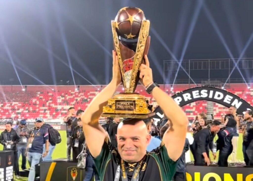 Pelatih Bernardo Tavares merayakan kemenangan Persebaya Surabaya dalam laga final Piala Presiden 2026
