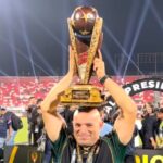 Pelatih Bernardo Tavares merayakan kemenangan Persebaya Surabaya dalam laga final Piala Presiden 2026