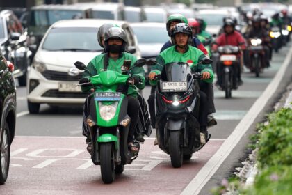 Menteri Perhubungan Dudy Purwagandhi memberikan keterangan pers terkait pembahasan Perpres ojek online di Gedung DPR.