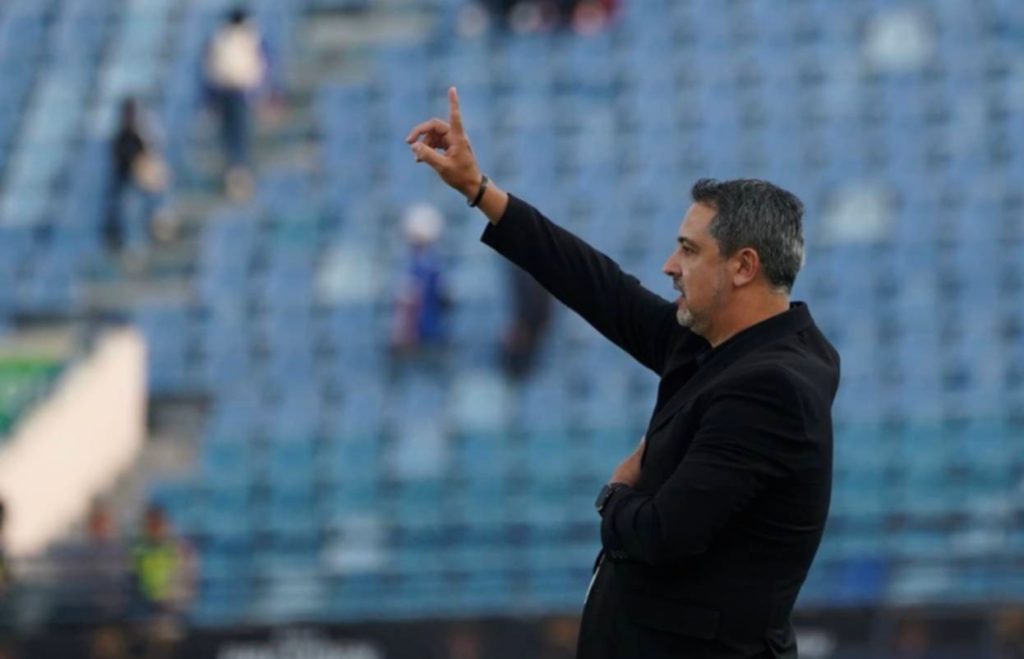 Pemain Arema FC saat bertanding di lapangan hijau dalam laga uji coba melawan Deltras FC.