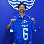 Sandy Walsh mengikuti sesi latihan perdana bersama skuad Persib Bandung di Lapangan Pendamping GBLA.