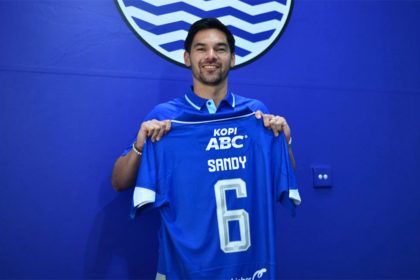 Sandy Walsh mengikuti sesi latihan perdana bersama skuad Persib Bandung di Lapangan Pendamping GBLA.