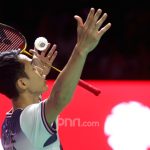 Jonatan Christie merayakan kemenangan di lapangan bulu tangkis setelah resmi menempati peringkat satu dunia BWF.