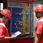 Pekerja teknisi PT Telkom Akses sedang melakukan instalasi jaringan kabel serat optik untuk infrastruktur digital.