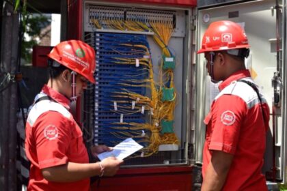 Pekerja teknisi PT Telkom Akses sedang melakukan instalasi jaringan kabel serat optik untuk infrastruktur digital.