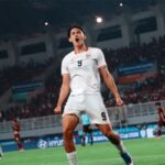 Pelatih John Herdman memberikan arahan kepada penyerang muda Mitchell Baker di lapangan