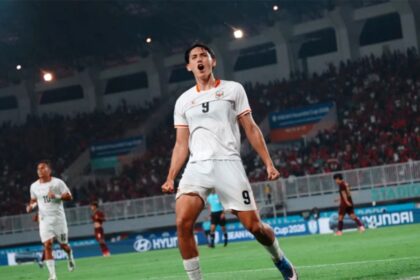 Pelatih John Herdman memberikan arahan kepada penyerang muda Mitchell Baker di lapangan